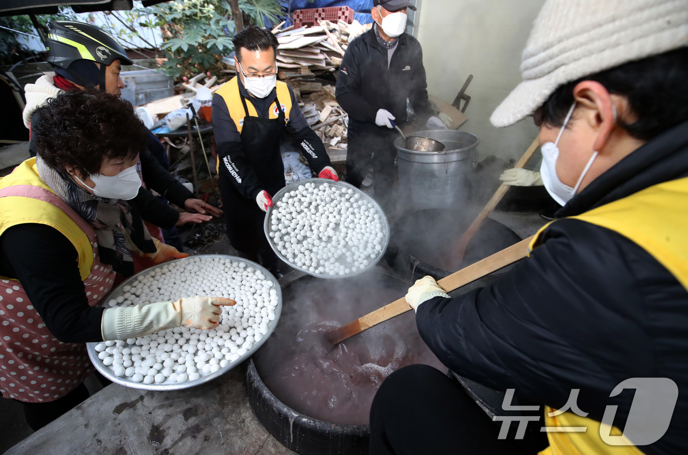 (부산=뉴스1) 윤일지 기자 = 16일 부산 해운대구 가마솥무료급식소에서 대한적십자사 부산지사 해운대구협의회 봉사원들이 취약계층 어르신에게 대접할 팥죽에 새알심을 넣고 있다. 이날 …