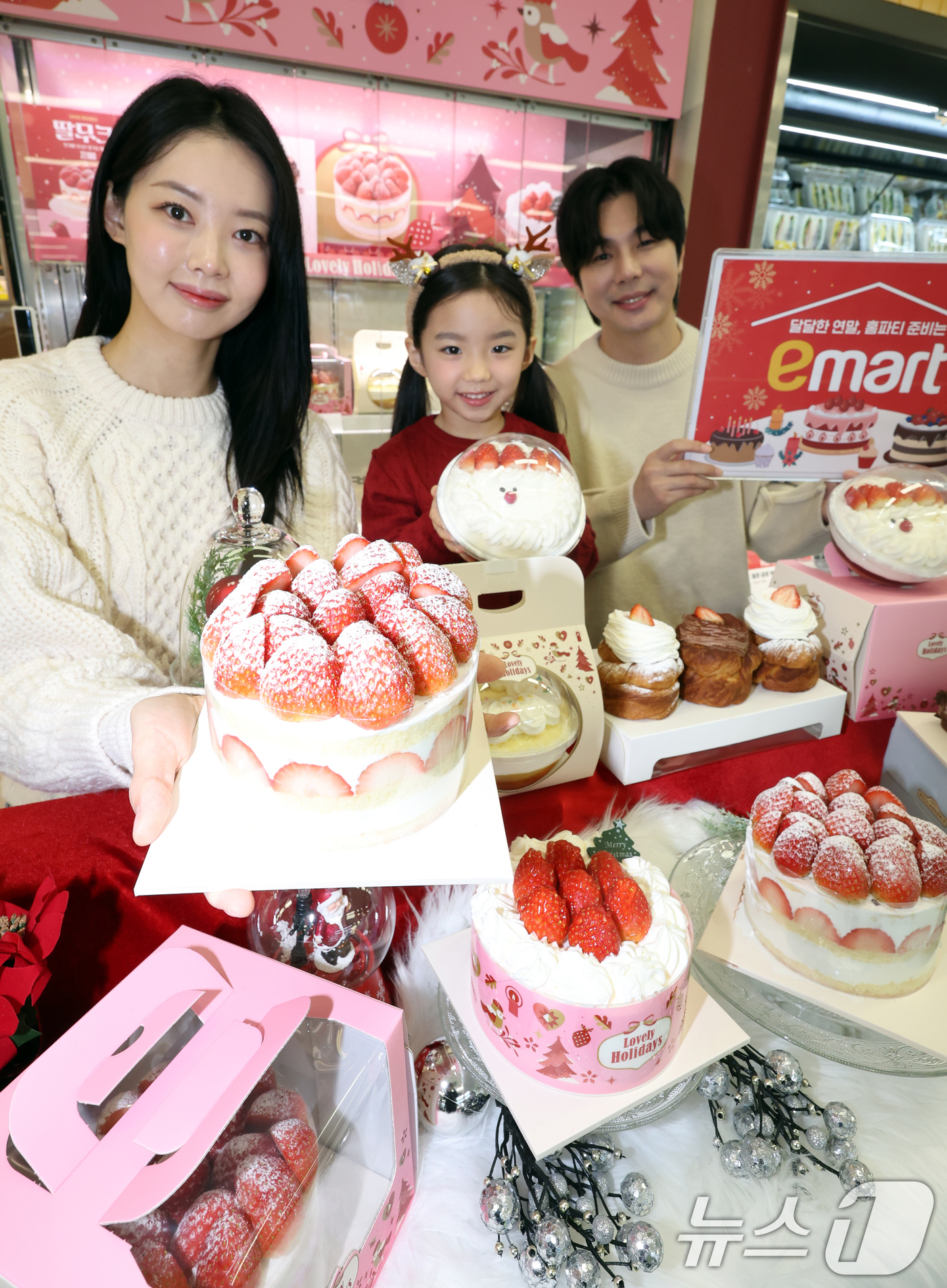 (서울=뉴스1) 김명섭 기자 = 16일 서울 용산구 이마트 용산점에서 모델들이 연말 케이크 성수기 시즌을 맞아 신세계푸드의 겨울 딸기 홀케이크를 선보이고 있다.이번 케이크는 신세계 …