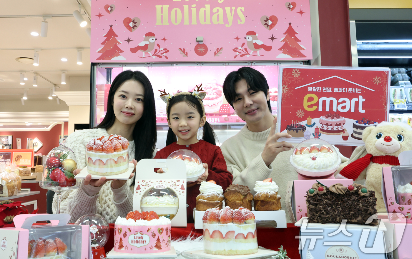 (서울=뉴스1) 김명섭 기자 = 16일 서울 용산구 이마트 용산점에서 모델들이 연말 케이크 성수기 시즌을 맞아 신세계푸드의 겨울 딸기 홀케이크를 선보이고 있다.이번 케이크는 신세계 …