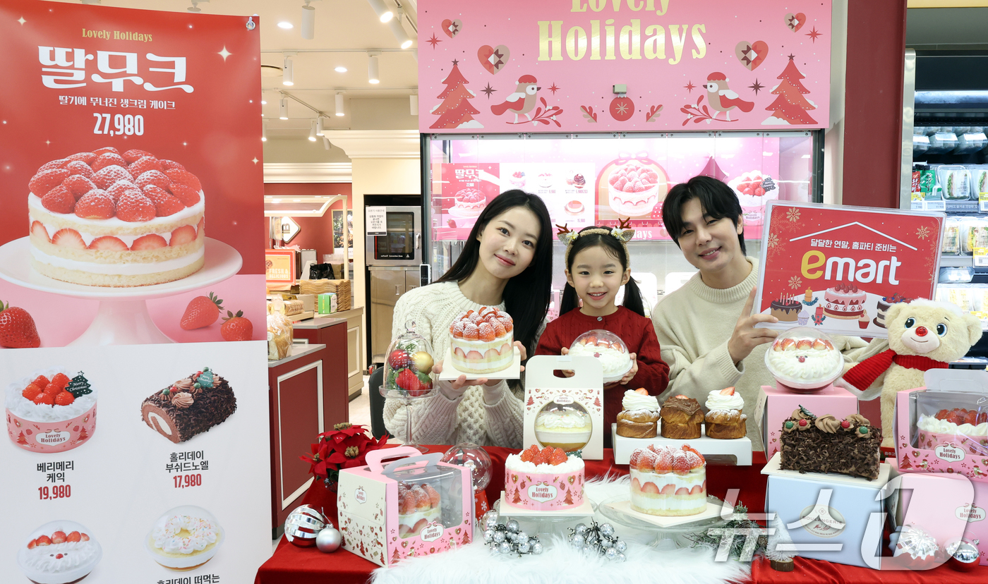 (서울=뉴스1) 김명섭 기자 = 16일 서울 용산구 이마트 용산점에서 모델들이 연말 케이크 성수기 시즌을 맞아 신세계푸드의 겨울 딸기 홀케이크를 선보이고 있다.이번 케이크는 신세계 …