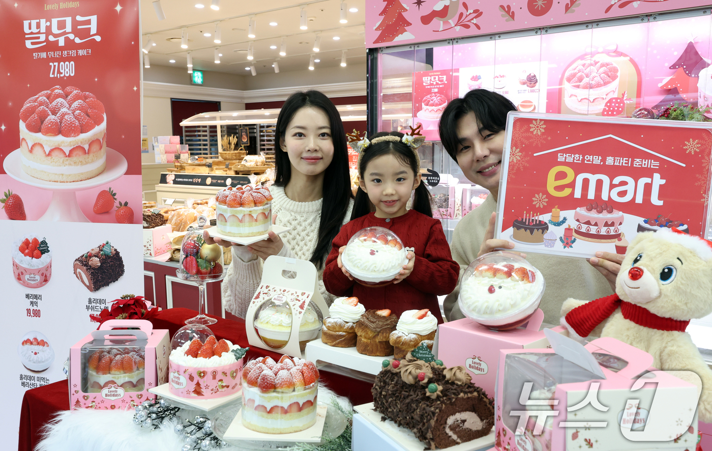 (서울=뉴스1) 김명섭 기자 = 16일 서울 용산구 이마트 용산점에서 모델들이 연말 케이크 성수기 시즌을 맞아 신세계푸드의 겨울 딸기 홀케이크를 선보이고 있다.이번 케이크는 신세계 …