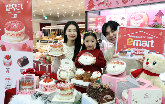 신세계푸드, 이마트 베이커리 통해 겨울 딸기 케이크 판매