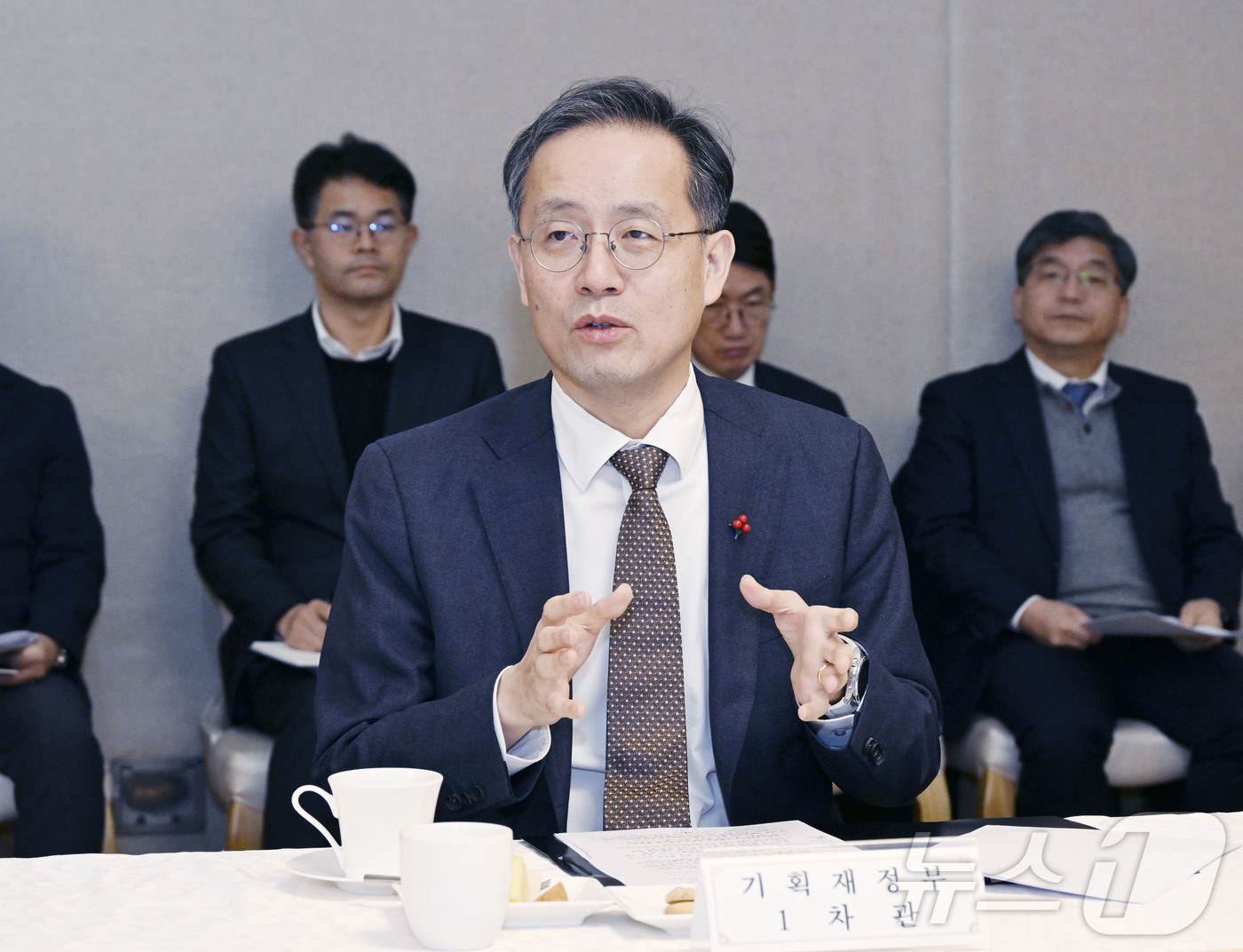 (서울=뉴스1) = 이형일 기획재정부 1차관이 16일 오전 서울 종로구 정부서울청사에서 열린 '주요 수출기업 간담회'를 주재하고 있다. (기획재정부 제공. 재판매 및 DB 금지) …