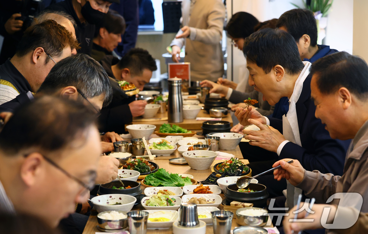 (서울=뉴스1) 김민지 기자 = 오세훈 서울시장이 16일 서울 용산구의 '희망의 인문학' 수료생들이 직접 운영하는 동행스토어 1호점 집밥 음식점 '정담(情談)' 을 찾아 참석자들과 …