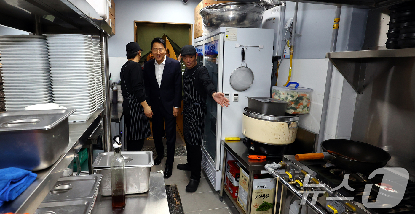 (서울=뉴스1) 김민지 기자 = 오세훈 서울시장이 16일 서울 용산구의 '희망의 인문학' 수료생들이 직접 운영하는 동행스토어 1호점 집밥 음식점 '정담(情談)' 을 찾아 주방을 둘 …