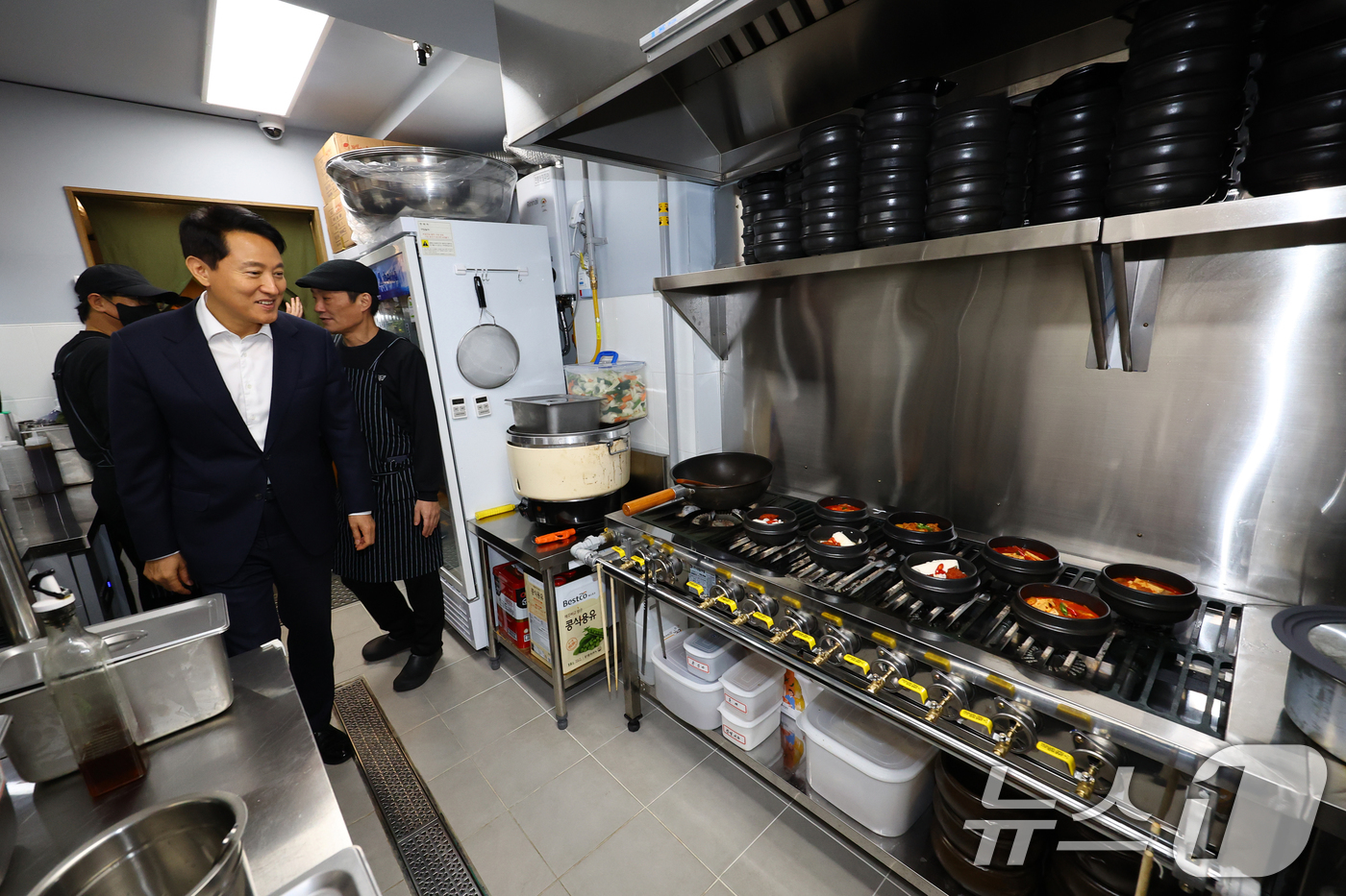 (서울=뉴스1) 김민지 기자 = 오세훈 서울시장이 16일 서울 용산구의 '희망의 인문학' 수료생들이 직접 운영하는 동행스토어 1호점 집밥 음식점 '정담(情談)' 을 찾아 주방을 둘 …