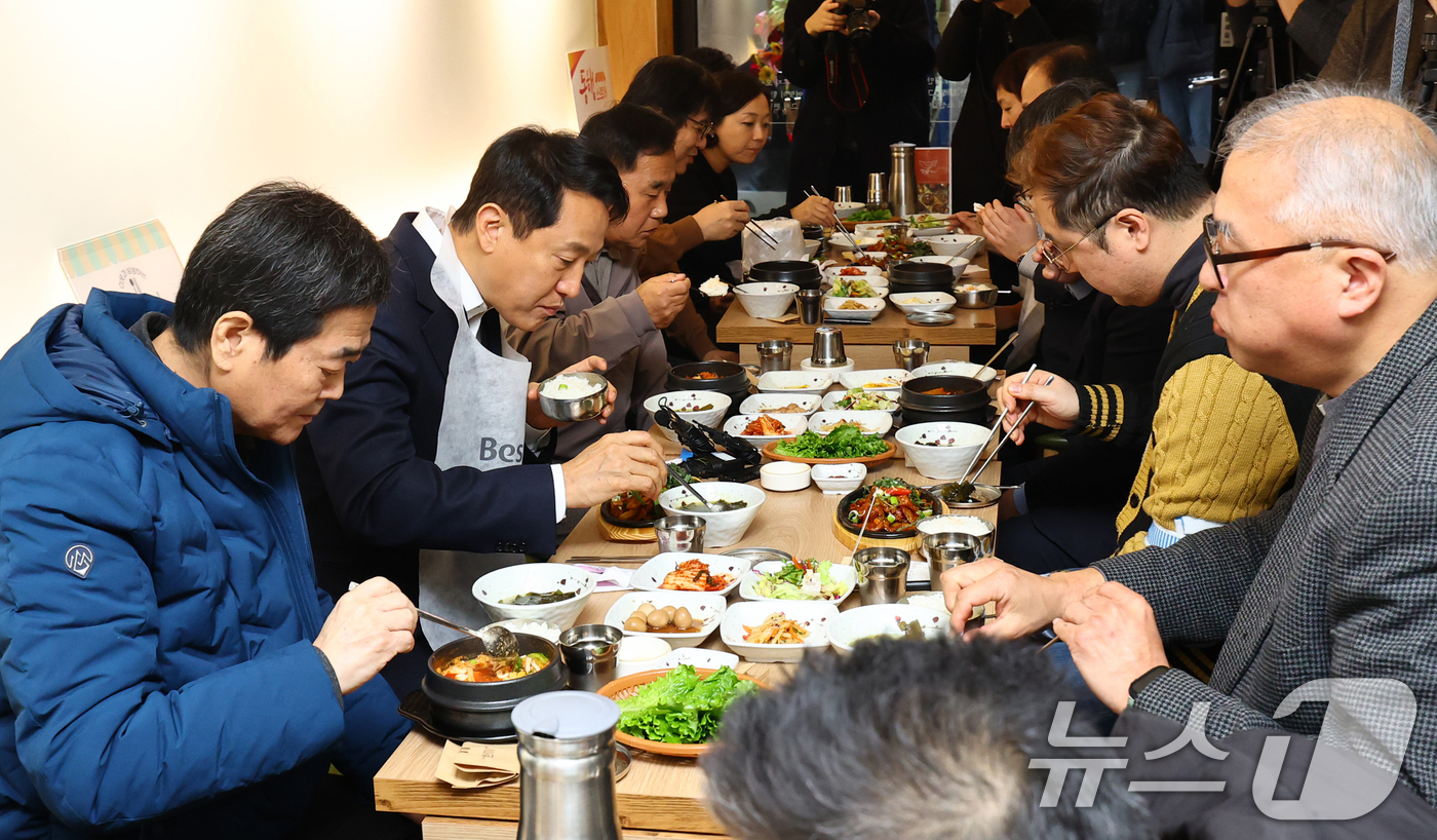 (서울=뉴스1) 김민지 기자 = 오세훈 서울시장이 16일 서울 용산구의 '희망의 인문학' 수료생들이 직접 운영하는 동행스토어 1호점 집밥 음식점 '정담(情談)' 을 찾아 참석자들과 …