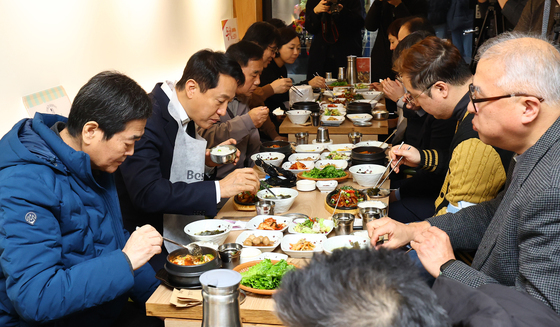 희망의 인문학 수료생들과 식사하는 오세훈 시장