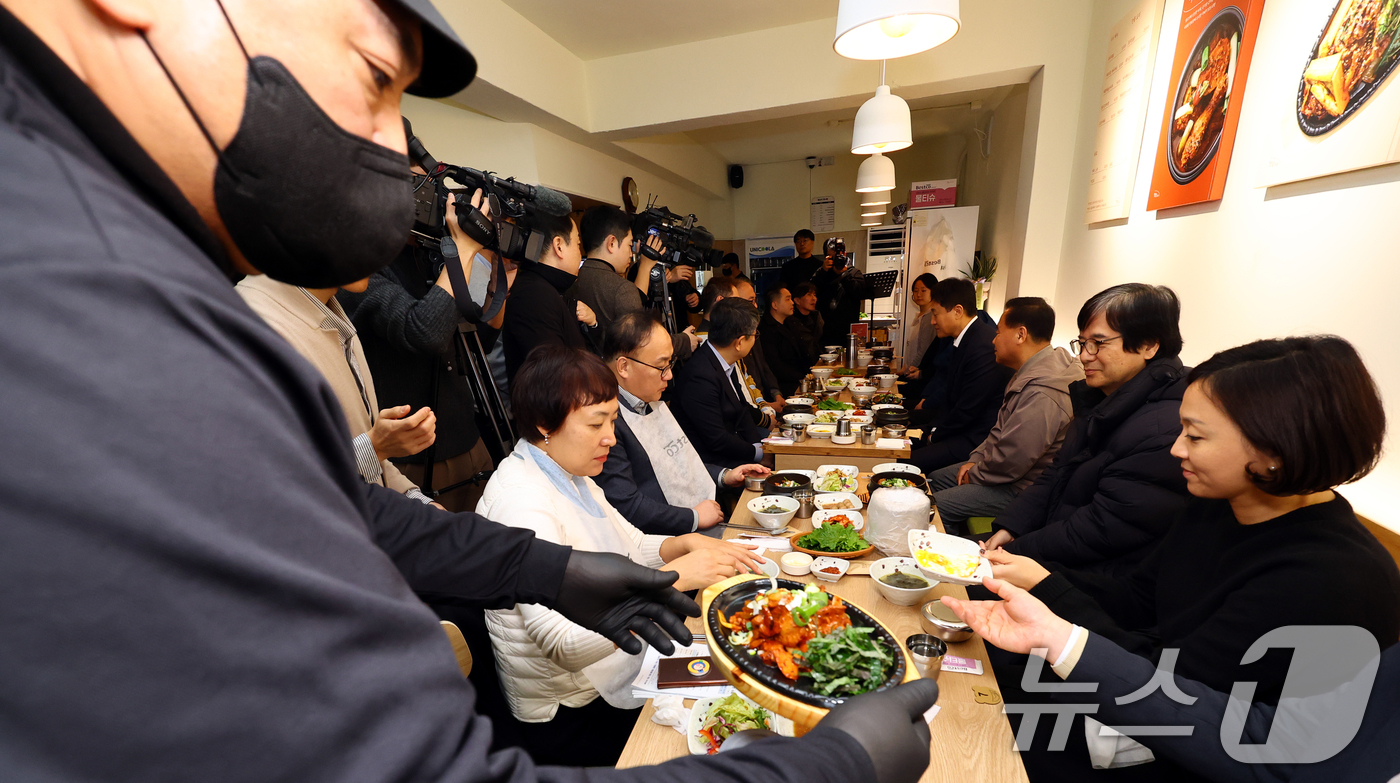 (서울=뉴스1) 김민지 기자 = 오세훈 서울시장이 16일 서울 용산구의 '희망의 인문학' 수료생들이 직접 운영하는 동행스토어 1호점 집밥 음식점 '정담(情談)' 을 찾아 참석자들과 …