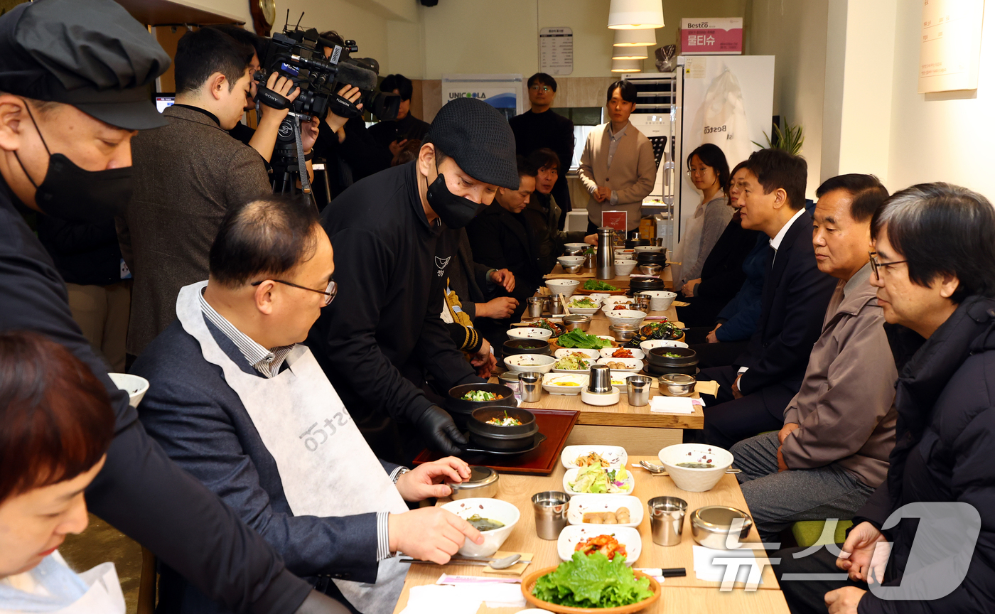 (서울=뉴스1) 김민지 기자 = 오세훈 서울시장이 16일 서울 용산구의 '희망의 인문학' 수료생들이 직접 운영하는 동행스토어 1호점 집밥 음식점 '정담(情談)' 을 찾아 참석자들과 …