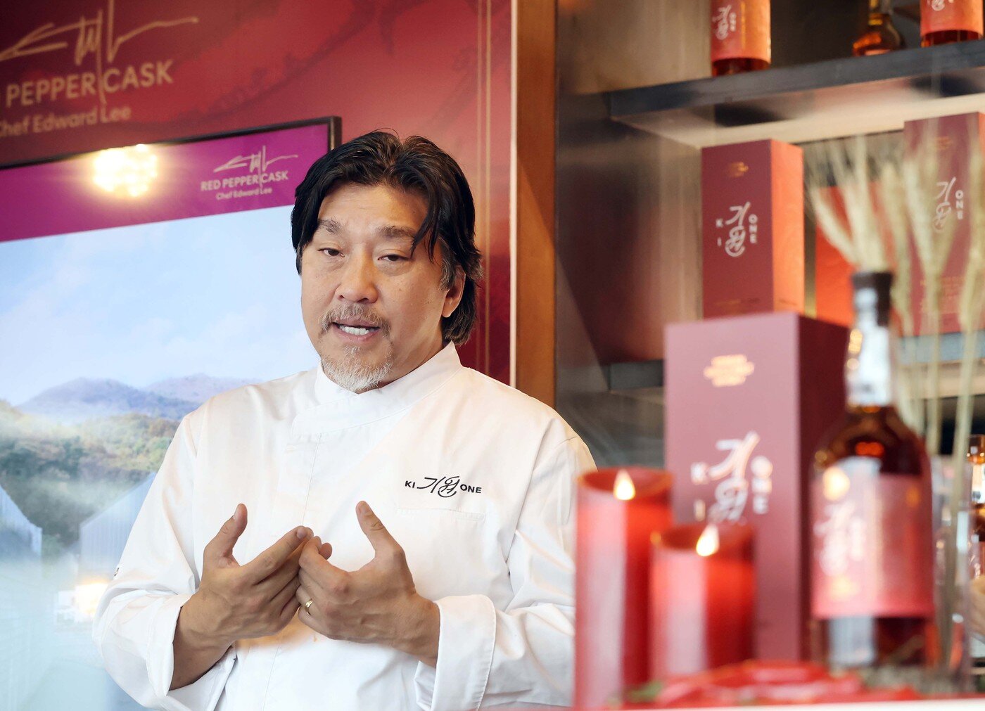 본문 이미지 - 에드워드 리 셰프가 16일 오전 서울 홍대 라이즈호텔 사이드노트 클럽에서 열린 기원 '레드페퍼 캐스크' 위스키 공개 행사에 참석해 직접 페어링 음식을 선보였다.(기원 제공)