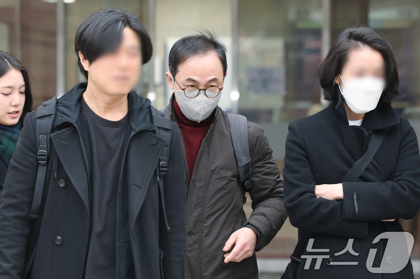 (서울=뉴스1) 장수영 기자 = '대통령 관저 용산 이전 특혜' 의혹 관련 이전 공사 업무를 총괄했던 김오진 전 국토교통부 1차관이 16일 서울 서초구 중앙지법에서 열린 구속 전 …