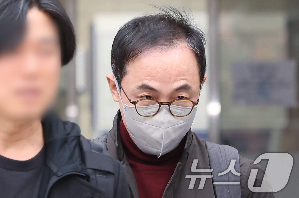 (서울=뉴스1) 장수영 기자 = '대통령 관저 용산 이전 특혜' 의혹 관련 이전 공사 업무를 총괄했던 김오진 전 국토교통부 1차관이 16일 서울 서초구 중앙지법에서 열린 구속 전 …