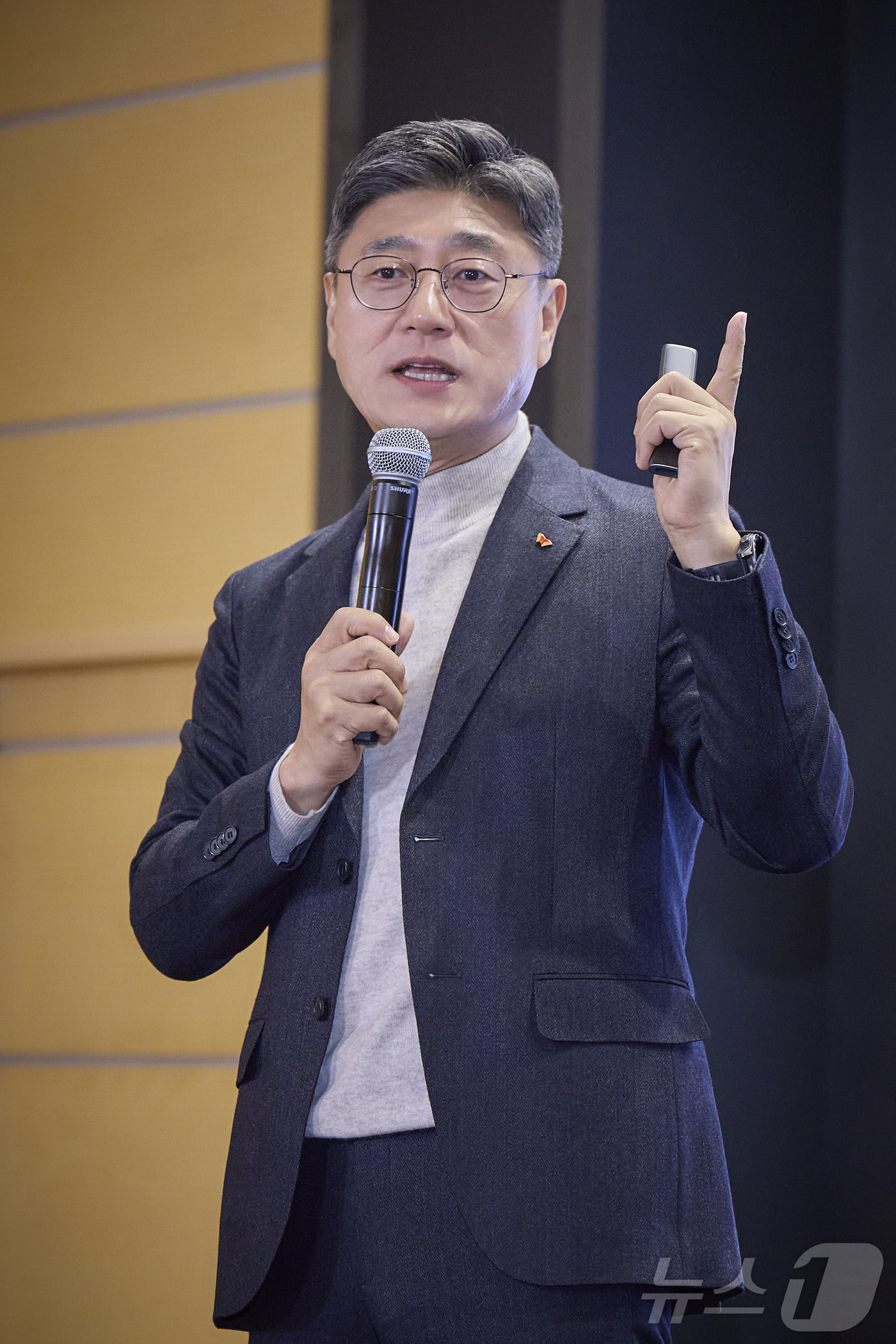 (서울=뉴스1) = 정재헌 SK텔레콤 CEO가 16일 서울 을지로 본사 수펙스홀에서 구성원을 대상으로 취임 후 첫 타운홀을 열고, 단단한 이동통신 사업과 미래 핵심인 AI 사업의 …