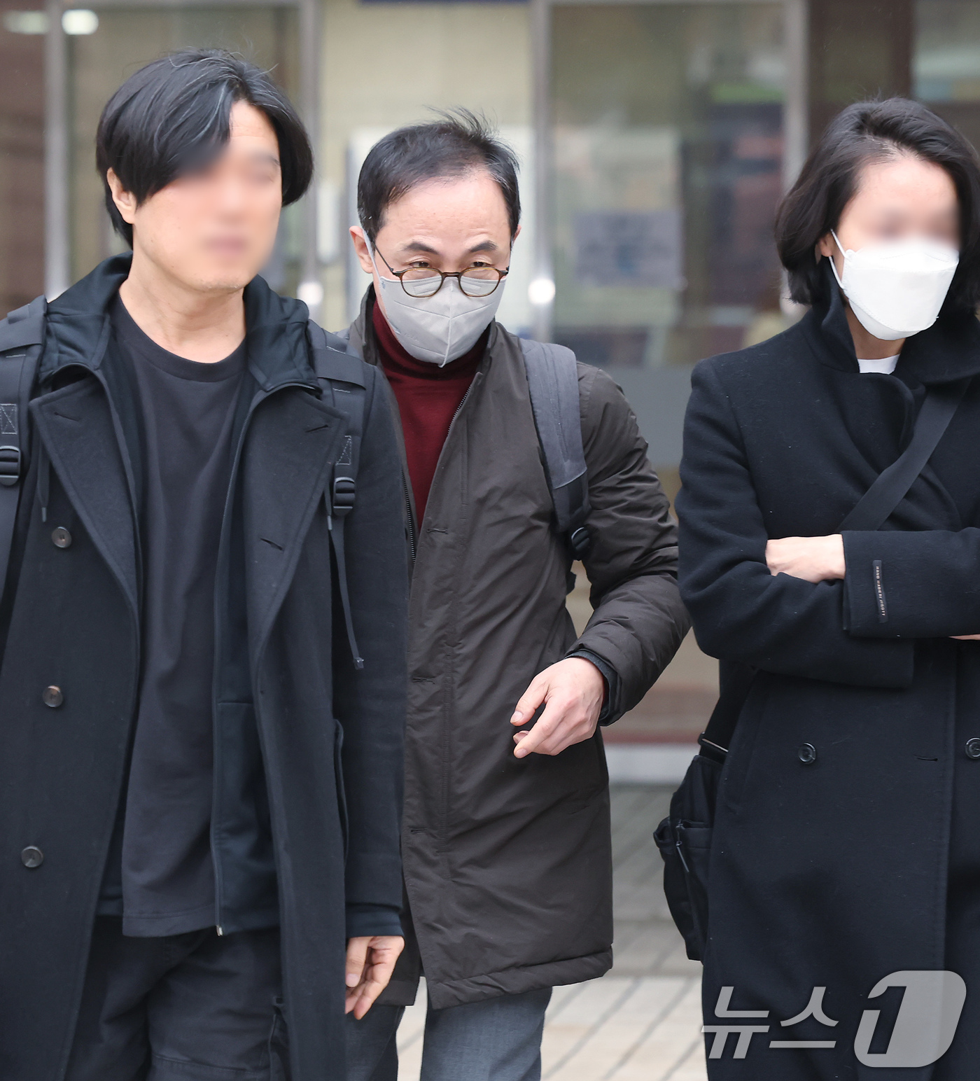 (서울=뉴스1) 장수영 기자 = '대통령 관저 용산 이전 특혜' 의혹 관련 이전 공사 업무를 총괄했던 김오진 전 국토교통부 1차관이 16일 서울 서초구 중앙지법에서 열린 구속 전 …