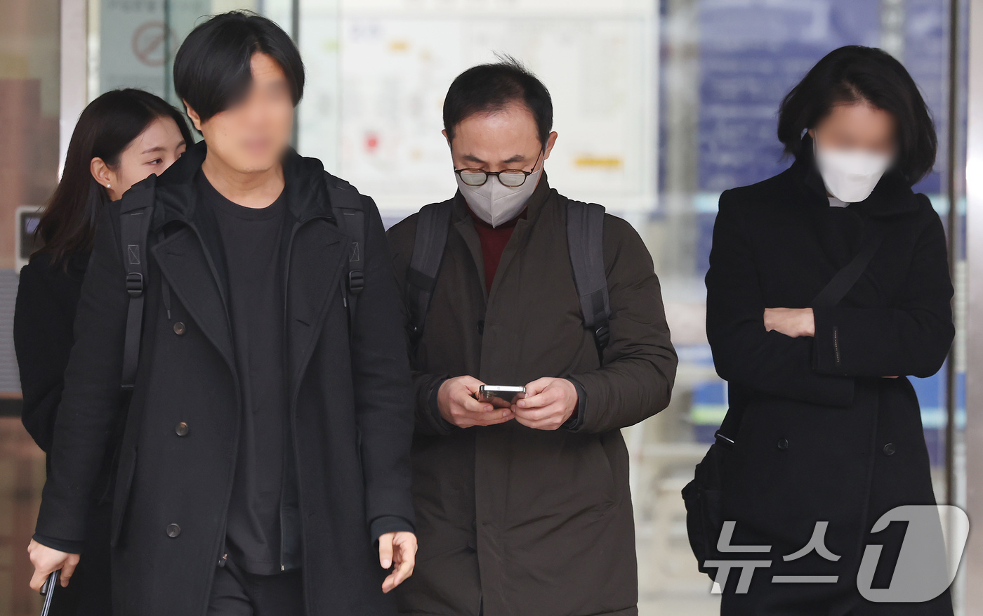 (서울=뉴스1) 장수영 기자 = '대통령 관저 용산 이전 특혜' 의혹 관련 이전 공사 업무를 총괄했던 김오진 전 국토교통부 1차관이 16일 서울 서초구 중앙지법에서 열린 구속 전 …