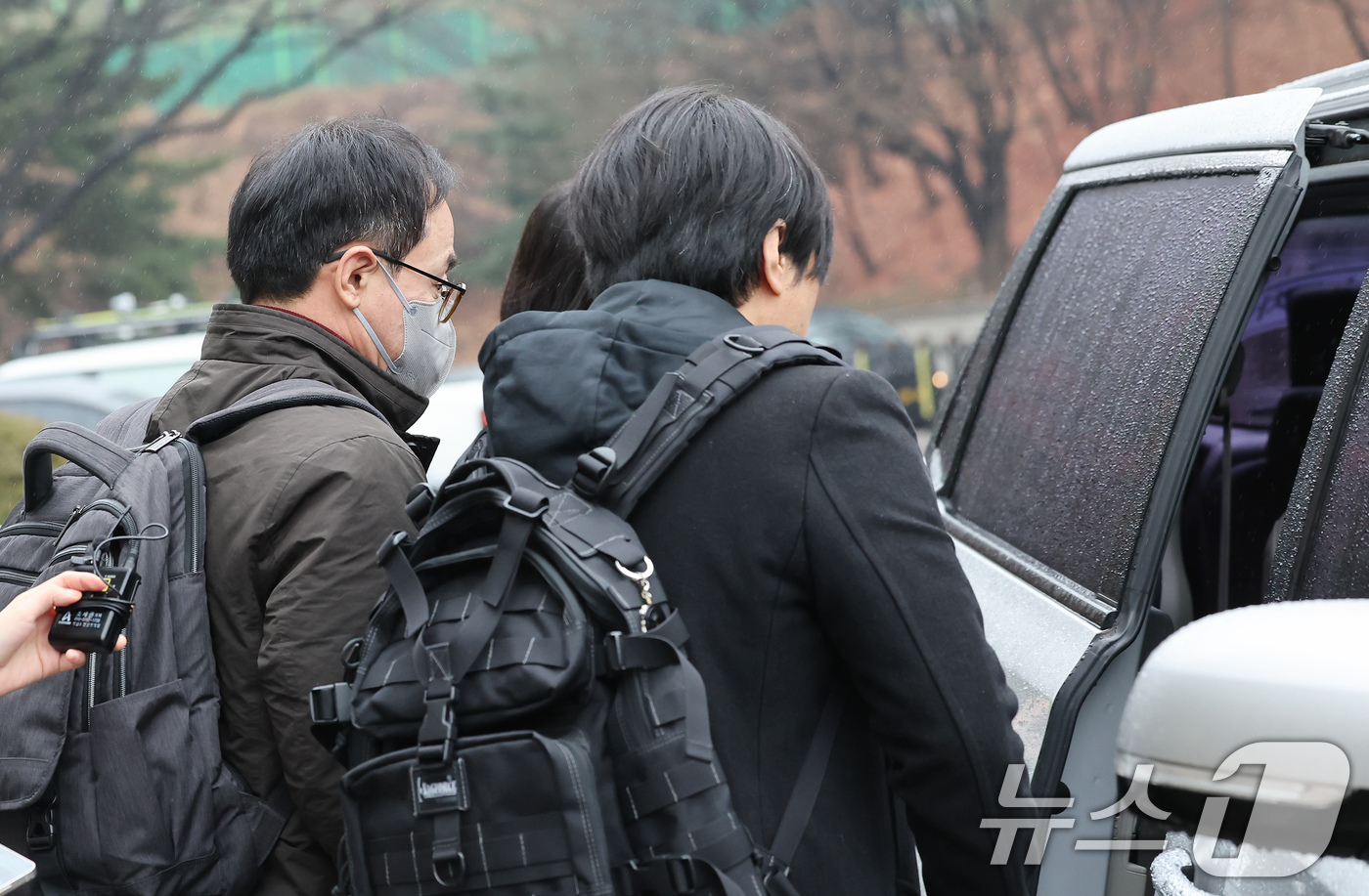 (서울=뉴스1) 장수영 기자 = '대통령 관저 용산 이전 특혜' 의혹 관련 이전 공사 업무를 총괄했던 김오진 전 국토교통부 1차관(왼쪽)이 16일 서울 서초구 중앙지법에서 열린 구 …