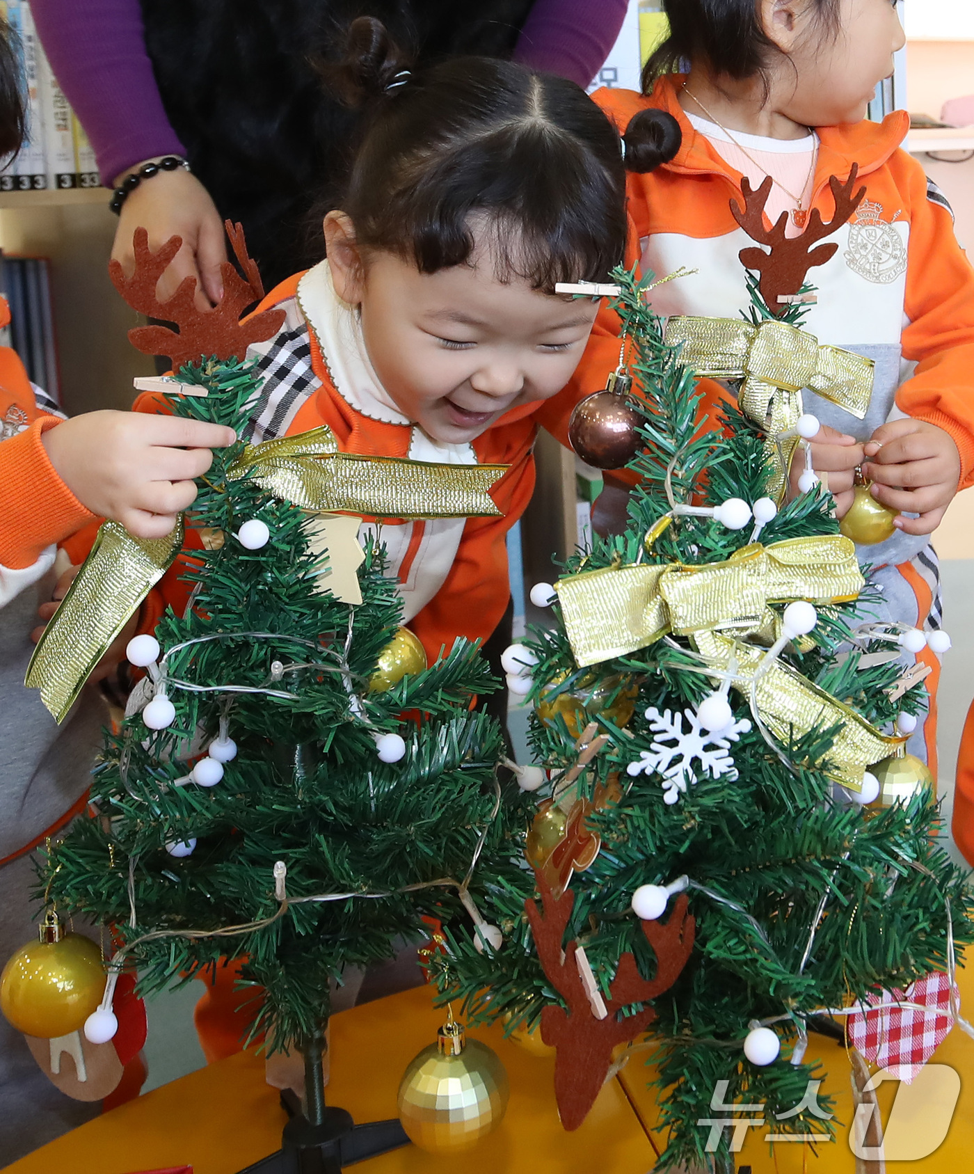 (부산=뉴스1) 윤일지 기자 = 크리스마스를 앞둔 16일 부산 북구 시랑골 아이누리 작은도서관 들락날락에서 효림어린이집 원생들이 미니 크리스마스 트리를 만들고 있다.이곳에서는 오는 …
