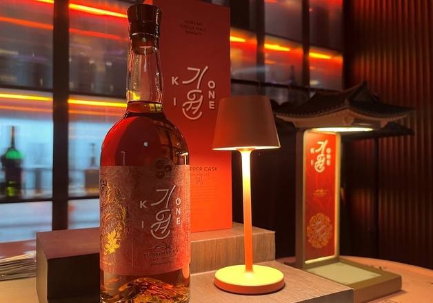 '홍고추의 매운 맛이 '쾅'"…K-위스키 기원, '미친 실험'으로 美 공략