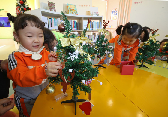 '크리스마스 트리 꾸며요'