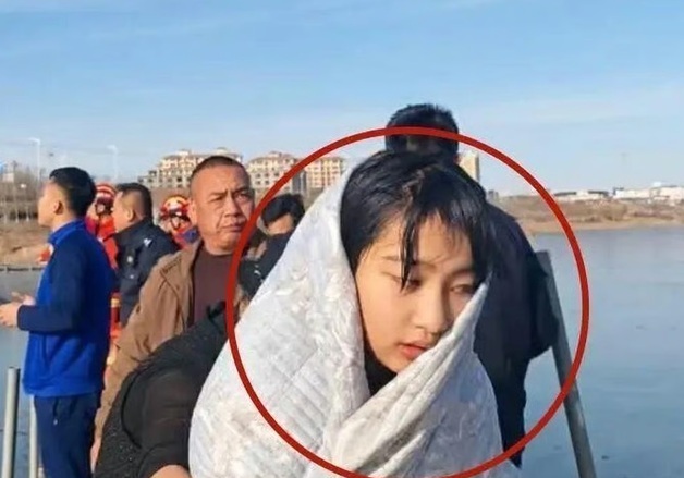 "제가 구해볼게요"…얼음호수 빠진 아이 구하러 나선 13세 中소녀