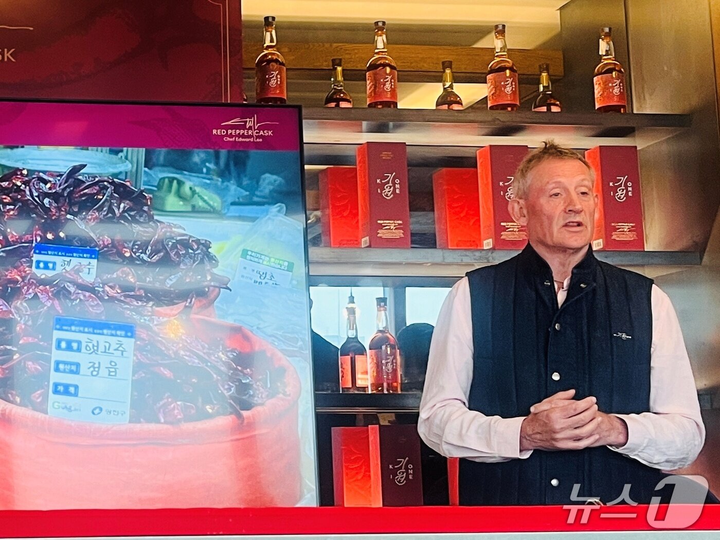 본문 이미지 - 앤드류 샌드 위스키 마스터 디스틸러가 16일 오전 서울 홍대 라이즈호텔 사이드노트 클럽에서 열린 기원 '레드페퍼 캐스크' 위스키 공개행사에서 취재진에게 비화를 설명하고 있다. 2025.12.16/ 뉴스1 박혜연 기자 ⓒ 뉴스1