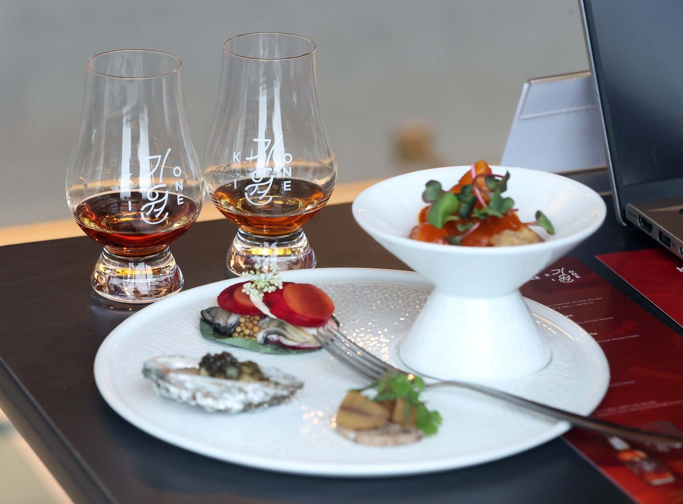 본문 이미지 - 기원 레드페퍼 캐스크 위스키와 에드워드 리 셰프가 만든 페어링 음식들(기원 제공)