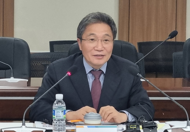 이학재 "책갈피 외화반출 전수검사 불가능…임기 채울 것"