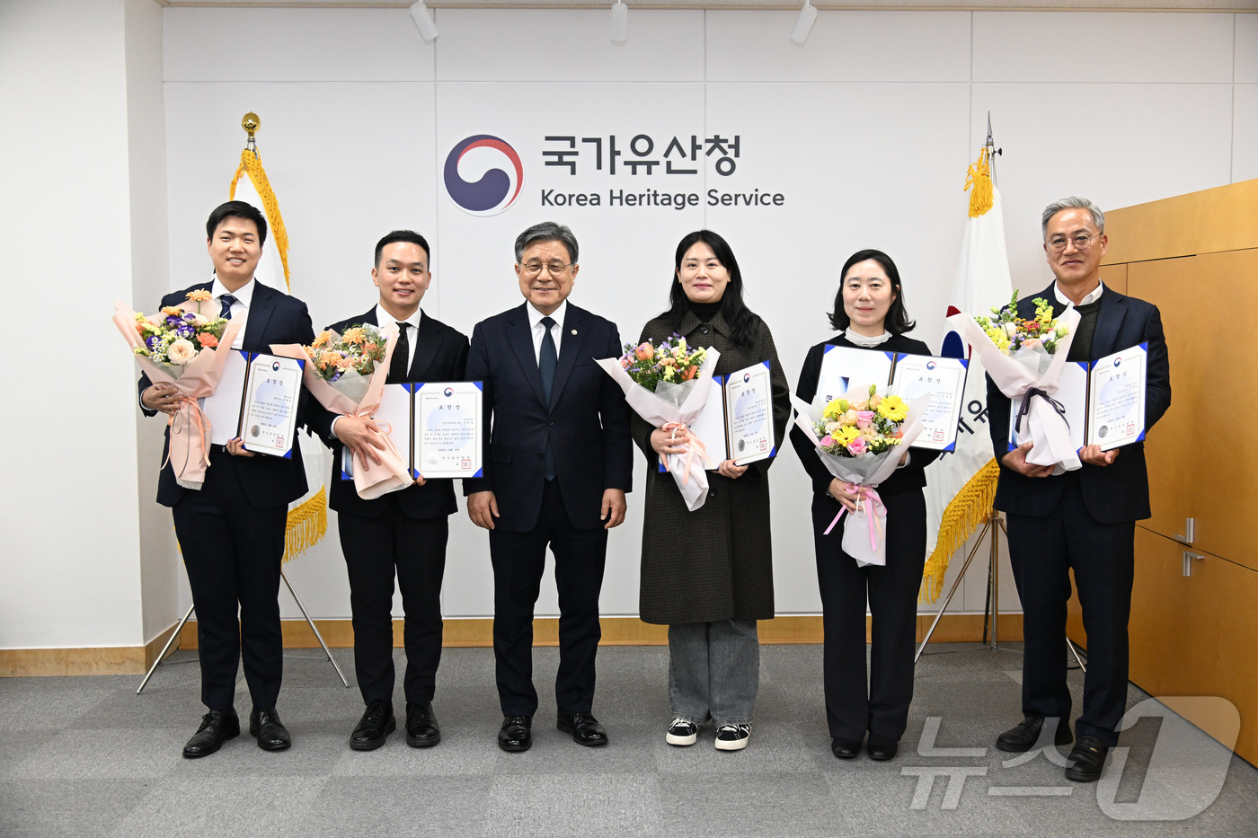 (서울=뉴스1) = 허민 국가유산청장(가운데)이 16일 오전 대전 서구 정부대전청사에서 근현대문화유산의 보존·활용에 기여한 지자체 공무원 등 유공자들에게 시상한 후 기념촬영을 하고 …