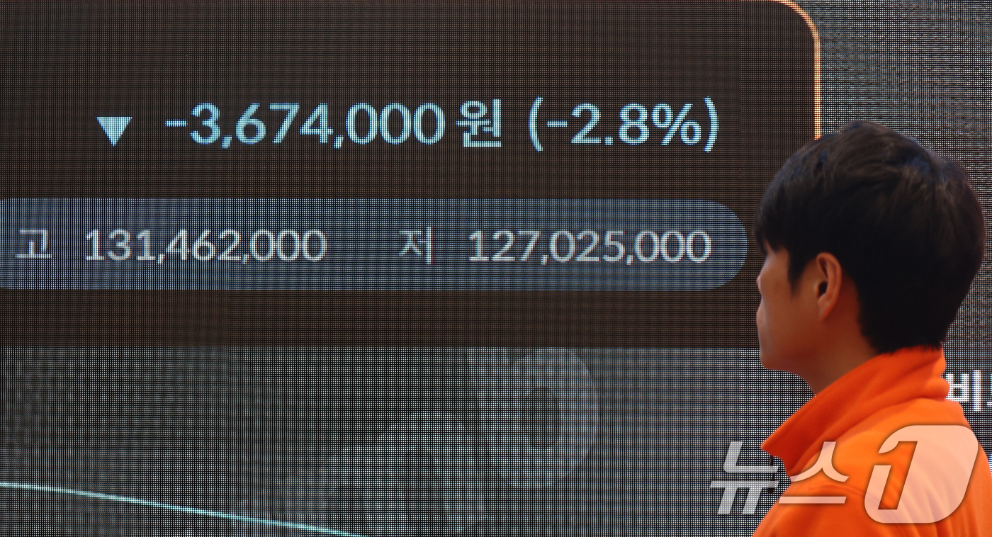 (서울=뉴스1) 김명섭 기자 = 16일 서울 강남구 빗썸 라운지 전광판에 비트코인 시세가 나타나고 있다. 가상자산 대장주 비트코인이 미·일 통화정책 변수에 흔들리며 8만6000달 …