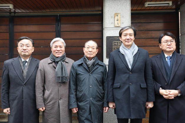 상도동 찾은 조국…"민주주의 새벽을 연 거인 YS 정신 잇겠다"(종합)