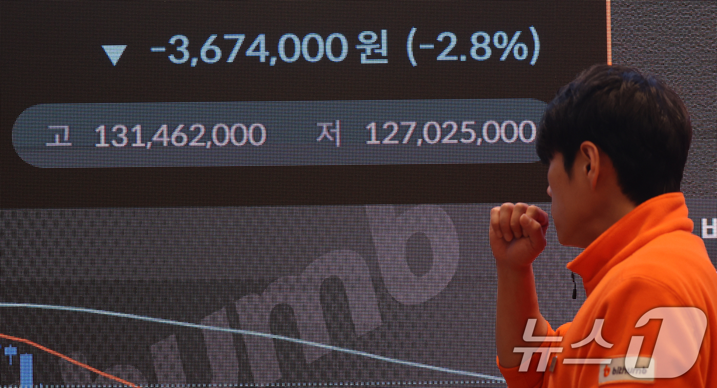 (서울=뉴스1) 김명섭 기자 = 16일 서울 강남구 빗썸 라운지 전광판에 비트코인 시세가 나타나고 있다. 가상자산 대장주 비트코인이 미·일 통화정책 변수에 흔들리며 8만6000달 …