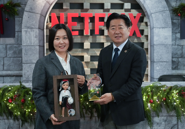 제주도, 넷플릭스 아시아태평양 VP에 명예도민증 수여