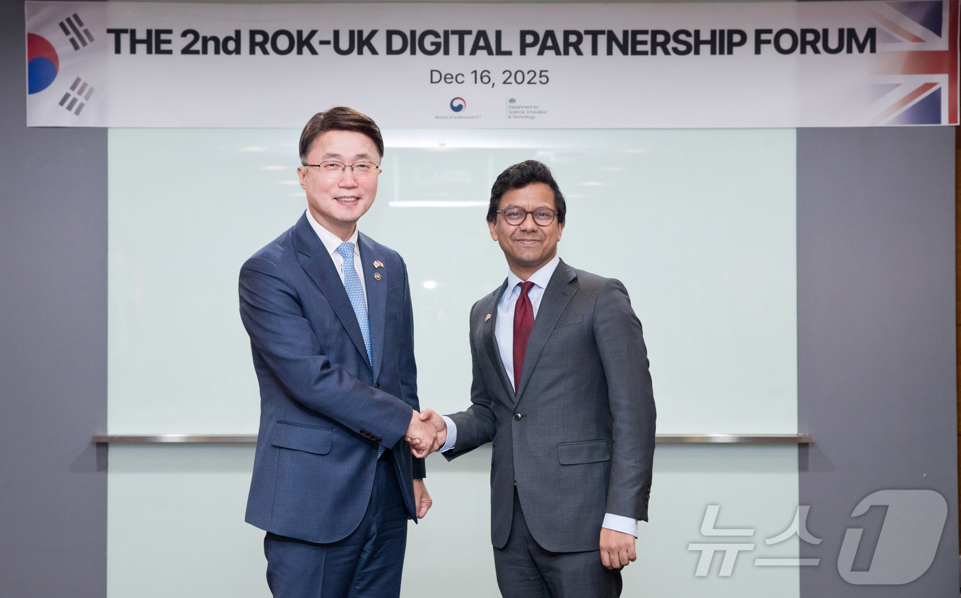 (서울=뉴스1) = 류제명 과학기술정보통신부 제2차관과 카니쉬카 나라얀 영국 과학혁신기술부 인공지능온라인안전 정무차관이 16일 오전 서울 마포구 누리꿈스퀘어에서 열린 '제2차 한- …