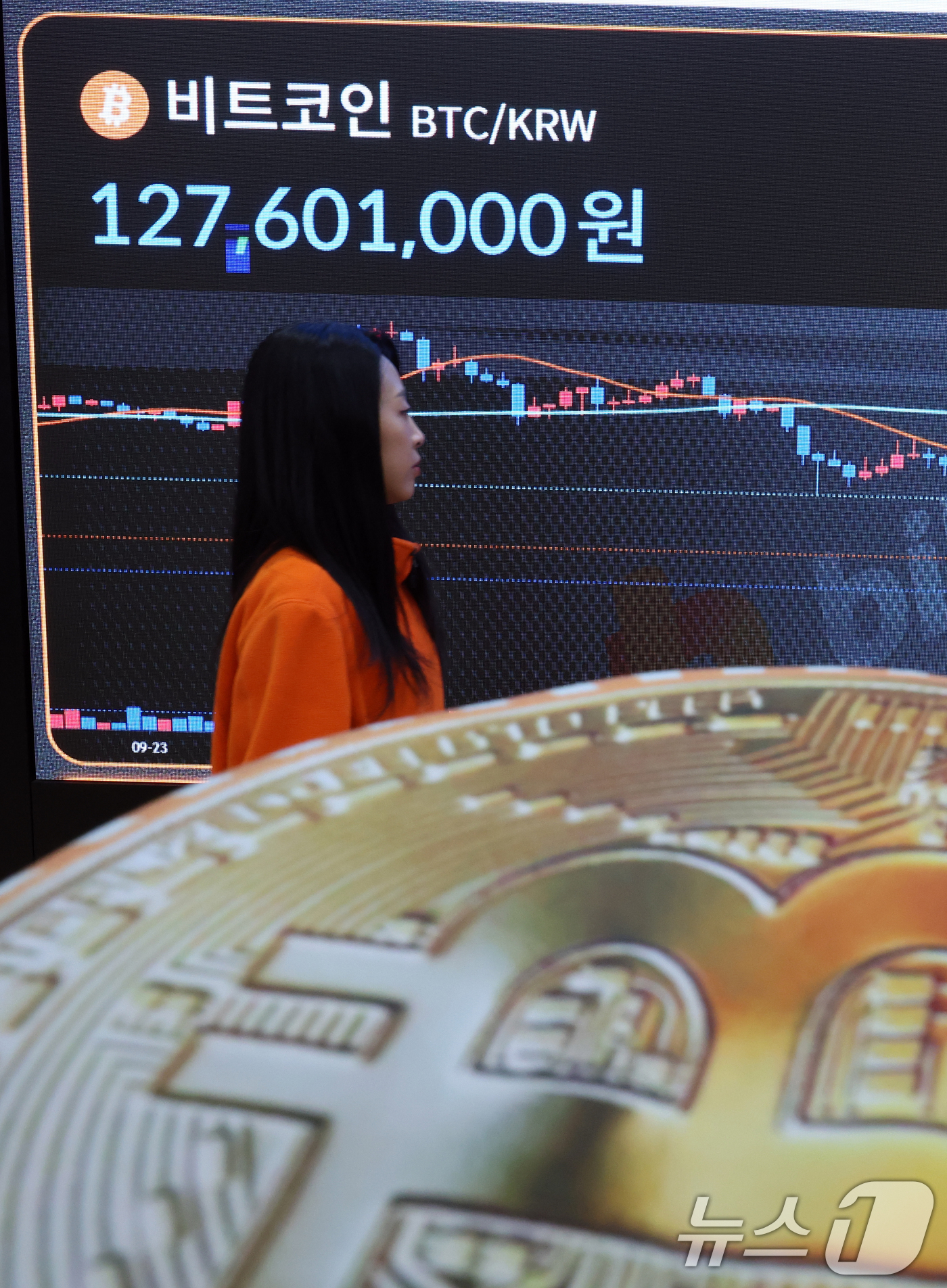 (서울=뉴스1) 김명섭 기자 = 16일 서울 강남구 빗썸 라운지 전광판에 비트코인 시세가 나타나고 있다. 가상자산 대장주 비트코인이 미·일 통화정책 변수에 흔들리며 8만6000달 …