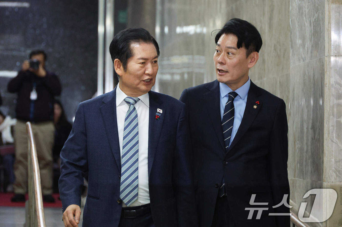 (서울=뉴스1) 신웅수 기자 = 정청래 더불어민주당 대표가 16일 서울 여의도 국회에서 열린 비공개 의원총회에 참석하고 있다. 2025.12.16/뉴스1