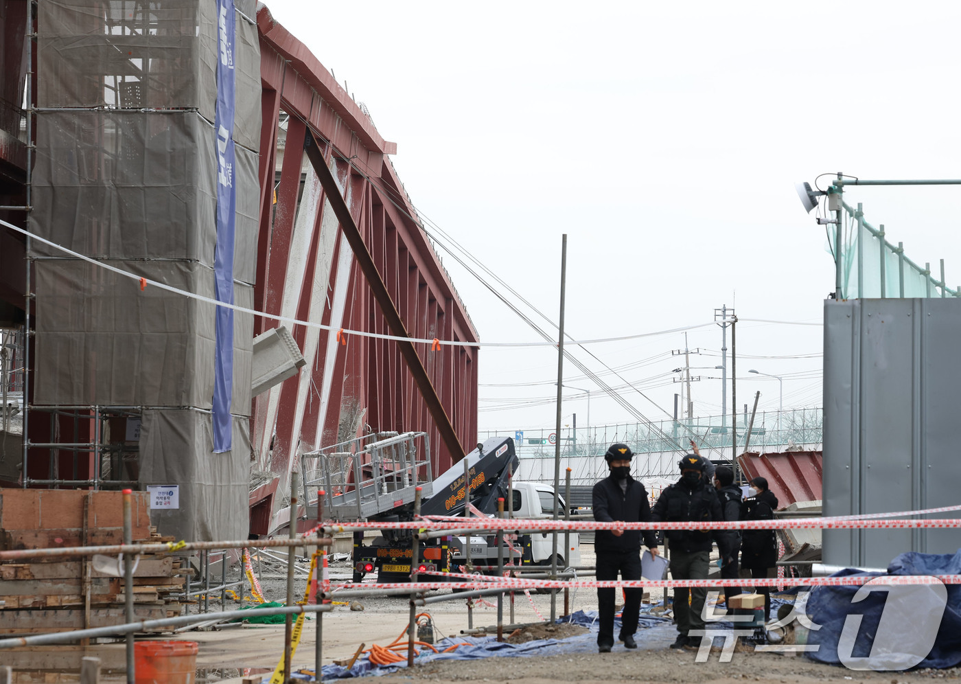 (광주=뉴스1) 박지현 기자 = 16일 오후 4명의 작업자가 매몰돼 사망한 광주 서구 치평동 광주대표도서관 공사 현장에서 사고 원인을 규명하기 위한 합동감식이 진행되고 있다. 20 …