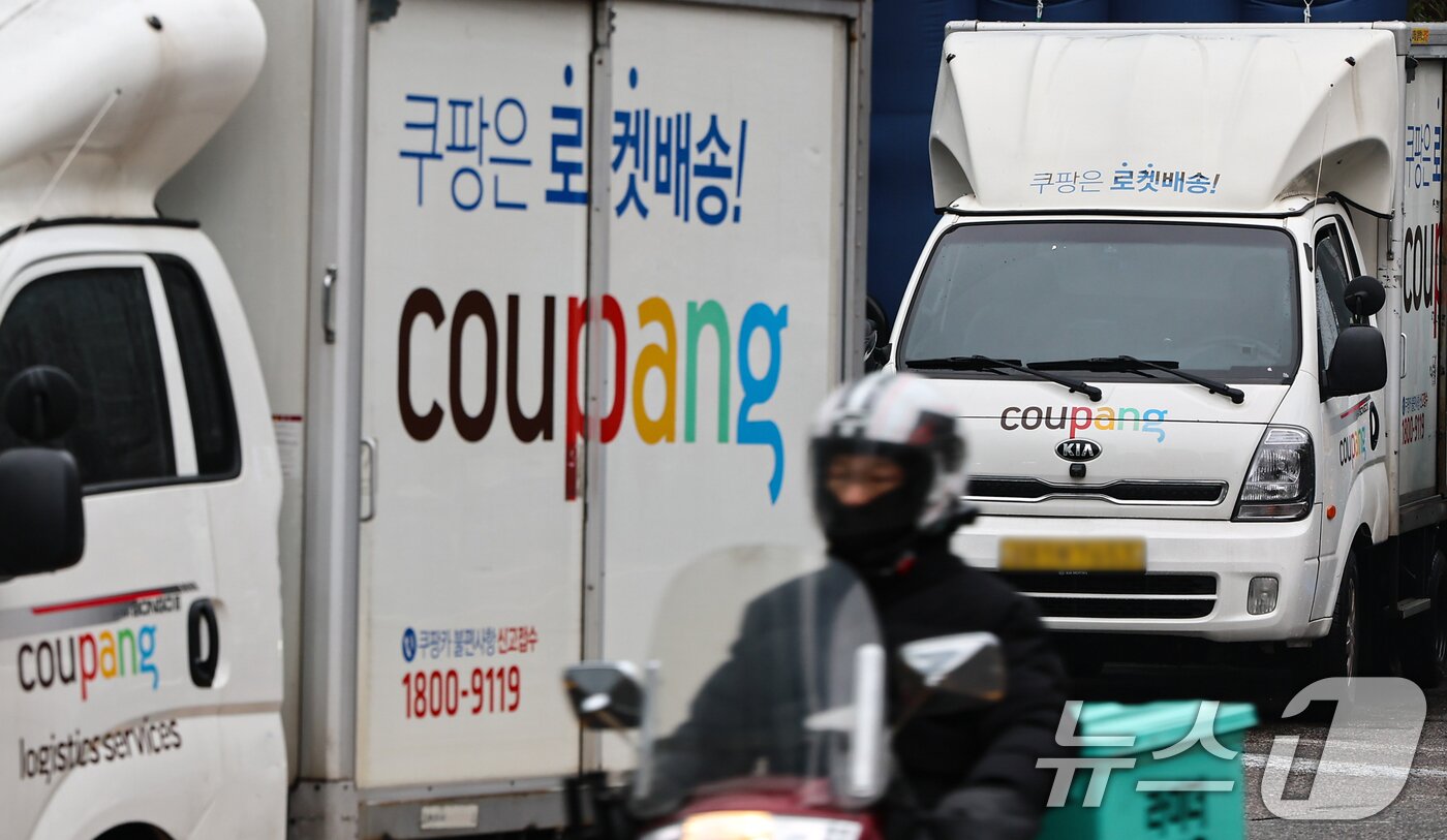 본문 이미지 - 국회 과학기술정보방송통신위원회는 오는 17일 쿠팡 개인정보 유출 사태에 대한 청문회를 진행한다. 사진은 16일 서울 시내 한 쿠팡물류센터에 정차된 배송차량. 2025.12.16/뉴스1 ⓒ News1 김도우 기자