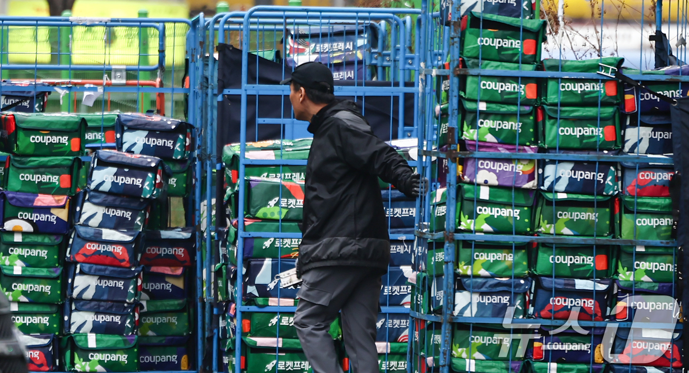 (서울=뉴스1) 김도우 기자 = 국회 과학기술정보방송통신위원회는 오는 17일 쿠팡 개인정보 유출 사태에 대한 청문회를 진행한다.사진은 16일 서울 시내 한 쿠팡물류센터. 2025. …