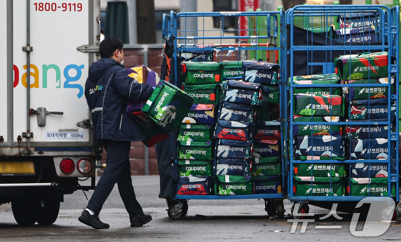 (서울=뉴스1) 김도우 기자 = 국회 과학기술정보방송통신위원회는 오는 17일 쿠팡 개인정보 유출 사태에 대한 청문회를 진행한다.사진은 16일 서울 시내 한 쿠팡물류센터. 2025. …