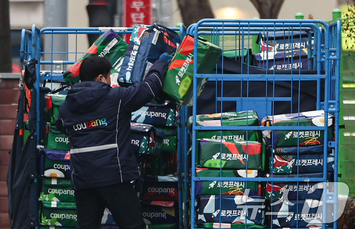 (서울=뉴스1) 김도우 기자 = 국회 과학기술정보방송통신위원회는 오는 17일 쿠팡 개인정보 유출 사태에 대한 청문회를 진행한다.사진은 16일 서울 시내 한 쿠팡물류센터. 2025. …