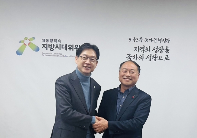 한득수 전북기본사회부위원장, 김경수 위원장 만나 자립모델 제시