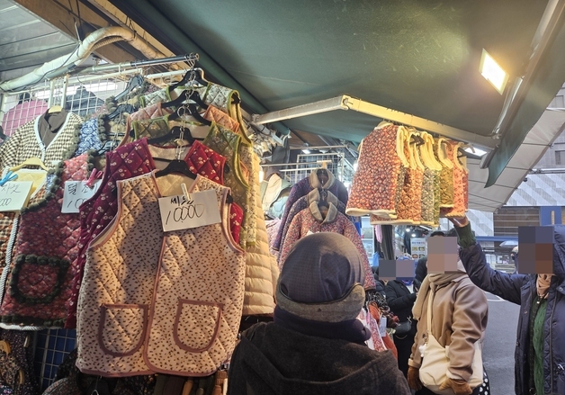 MZ가 불러온 '김장조끼' 열풍…외국인 관광객까지 꽃무늬에 흠뻑