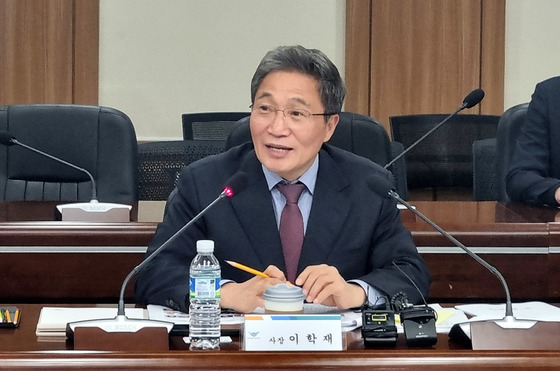 李대통령 공개 질책받은 인천공항 이학재, 임기 채울 수 있을까