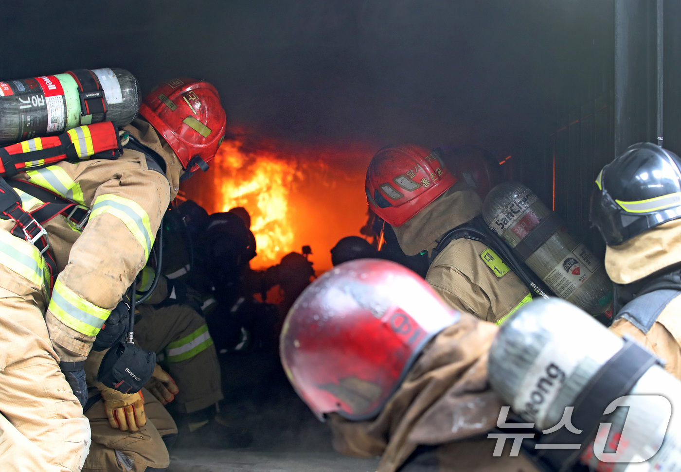 (대구=뉴스1) 공정식 기자 = 16일 오후 대구 동구 대구소방교육안전센터에서 열린 '실화재 종합훈련 역량강화 특별교육'에 참여한 소방관들이 컨테이너 모형주택 내부에서 불과 연기가 …
