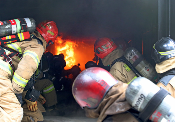 실제 화재 상황 지켜보는 소방관