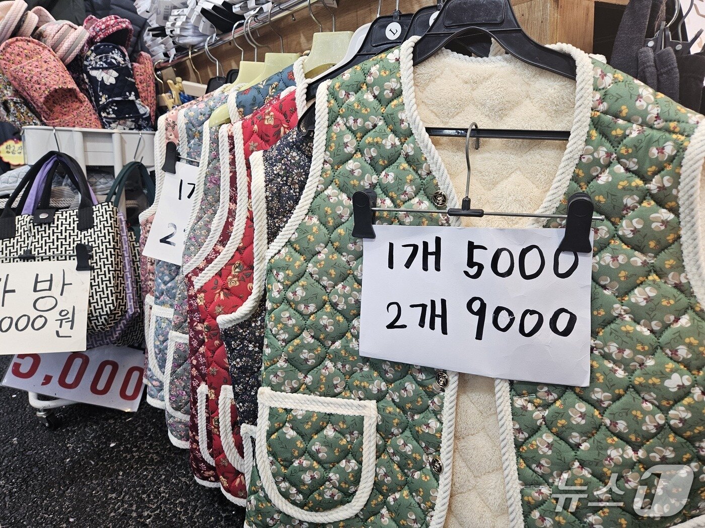 본문 이미지 - 16일 오전 서울 중구 남대문시장의 한 가게 매대에 색색의 김장조끼가 걸려있는 모습. 2025.12.16/ⓒ 뉴스1 유채연 기자