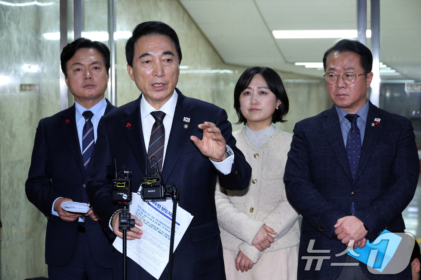 (서울=뉴스1) 신웅수 기자 = 박수현 더불어민주당 대변인이 16일 서울 여의도 국회에서 열린 비공개 의원총회를 마친 후 결과 브리핑을 하고 있다. 2025.12.16/뉴스1