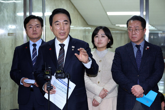 브리핑하는 박수현 대변인