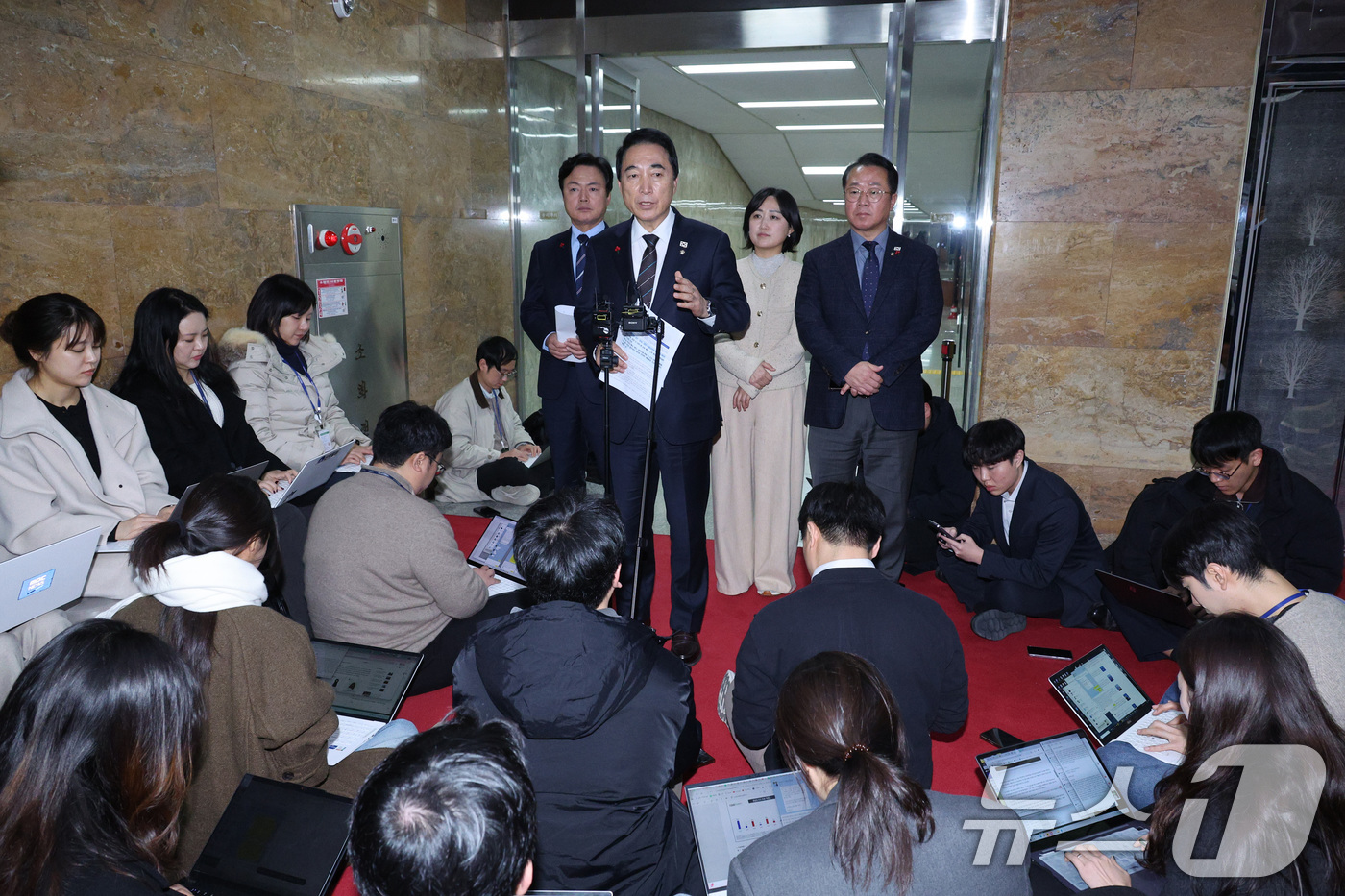 (서울=뉴스1) 신웅수 기자 = 박수현 더불어민주당 대변인이 16일 서울 여의도 국회에서 열린 비공개 의원총회를 마친 후 결과 브리핑을 하고 있다. 2025.12.16/뉴스1